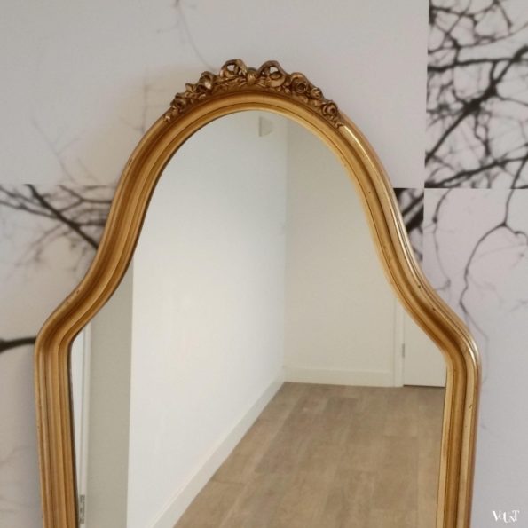 Klassieke passpiegel met gouden lijst