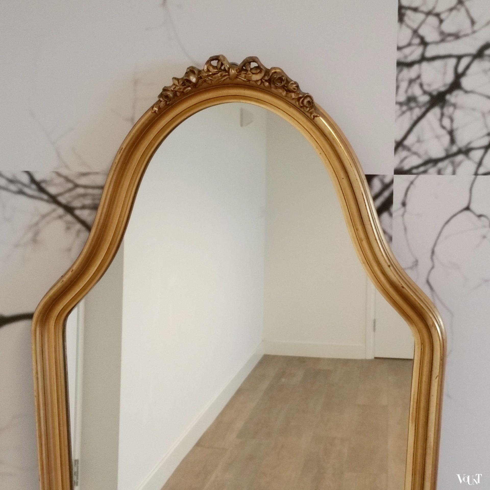 Klassieke passpiegel met gouden lijst