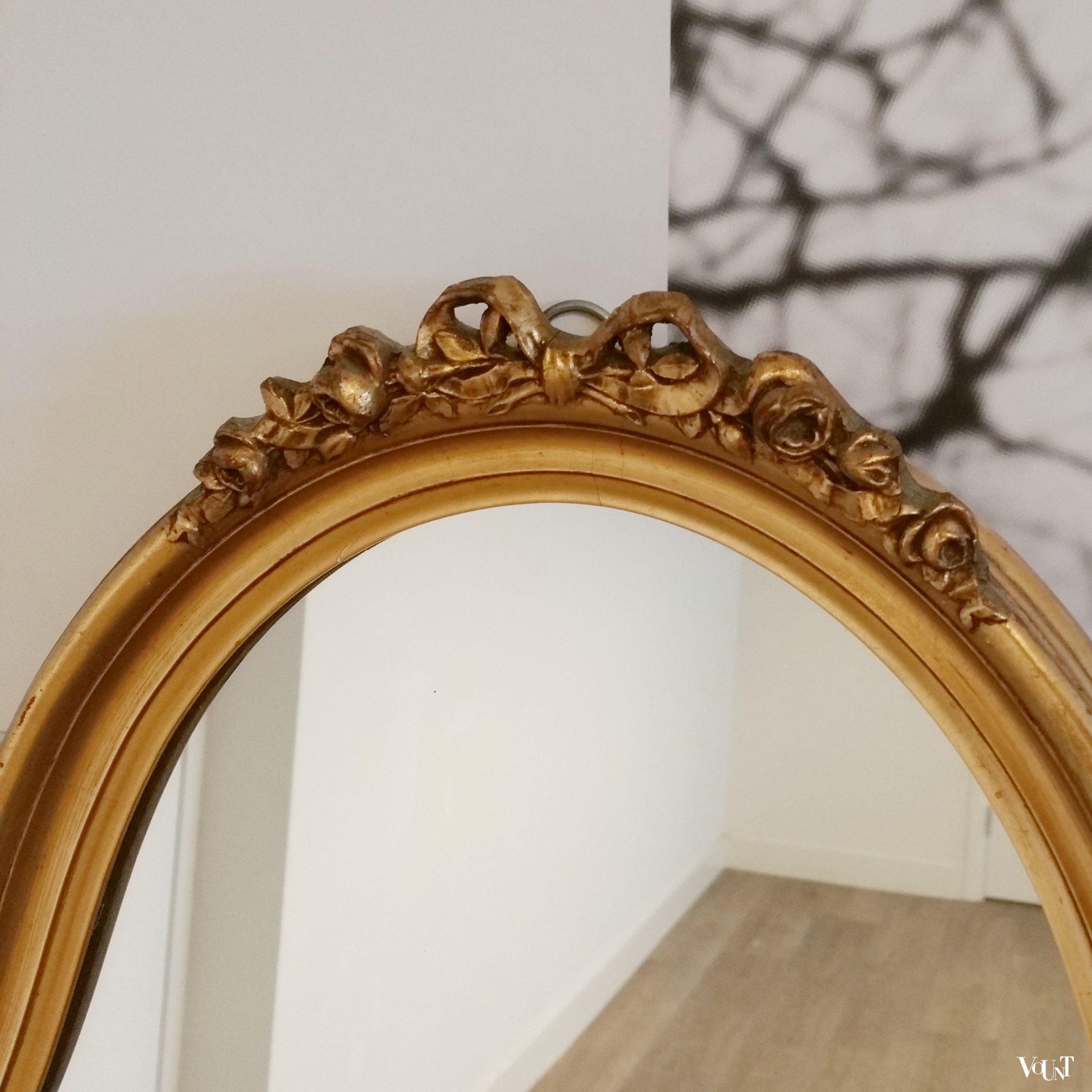 Klassieke passpiegel met gouden lijst