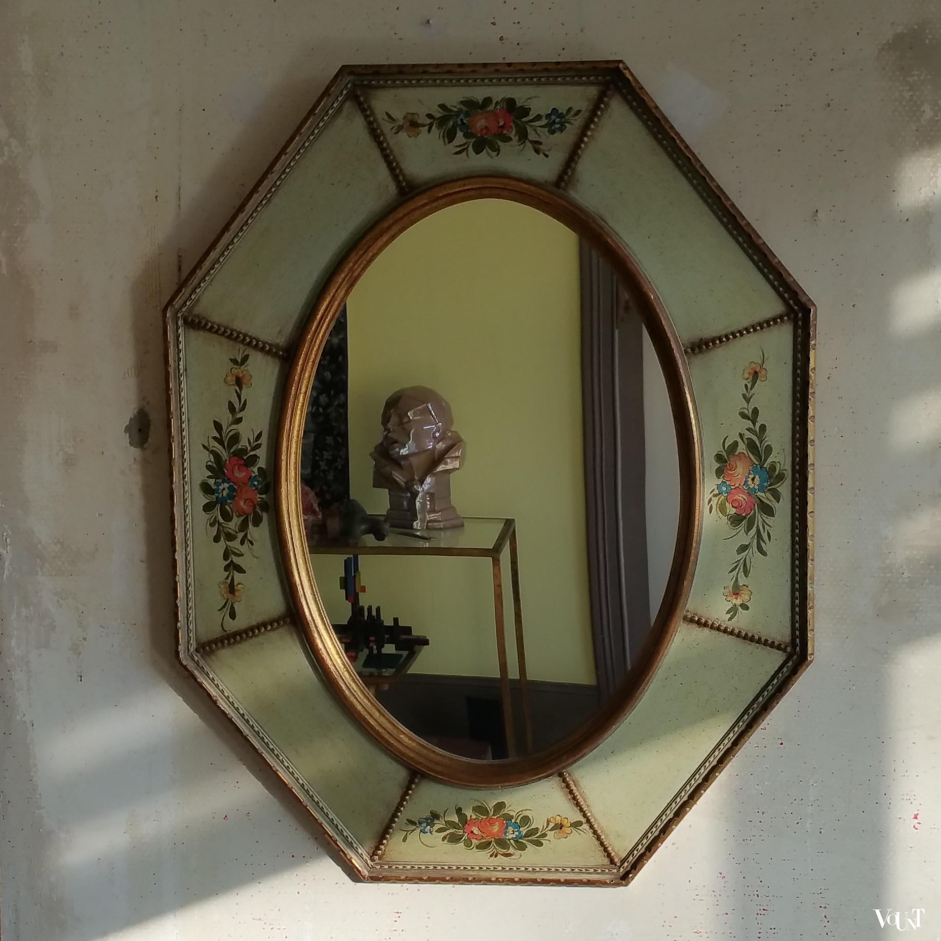Lichtgroene houten handbeschilderde wandspiegel met bloemen