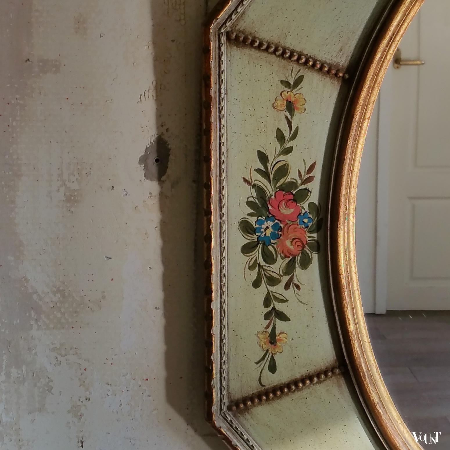 Lichtgroene houten handbeschilderde wandspiegel met bloemen
