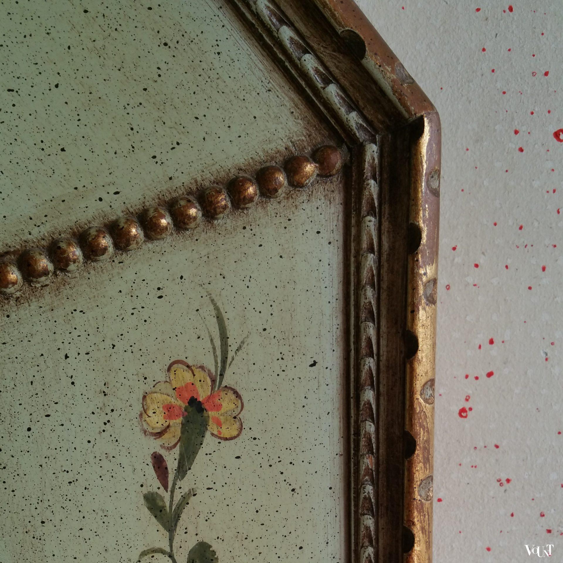 Lichtgroene houten handbeschilderde wandspiegel met bloemen