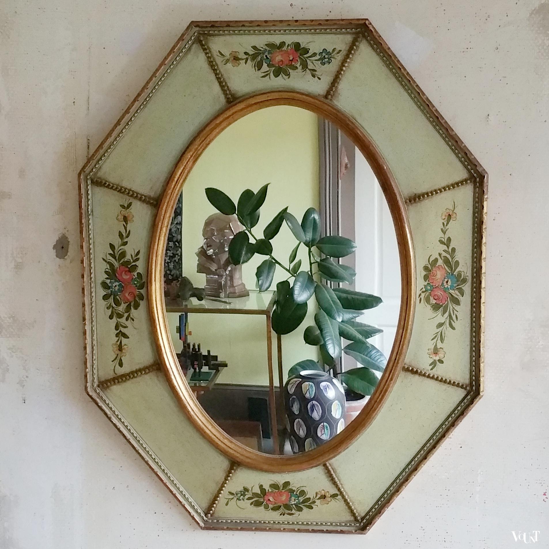 Lichtgroene houten handbeschilderde wandspiegel met bloemen