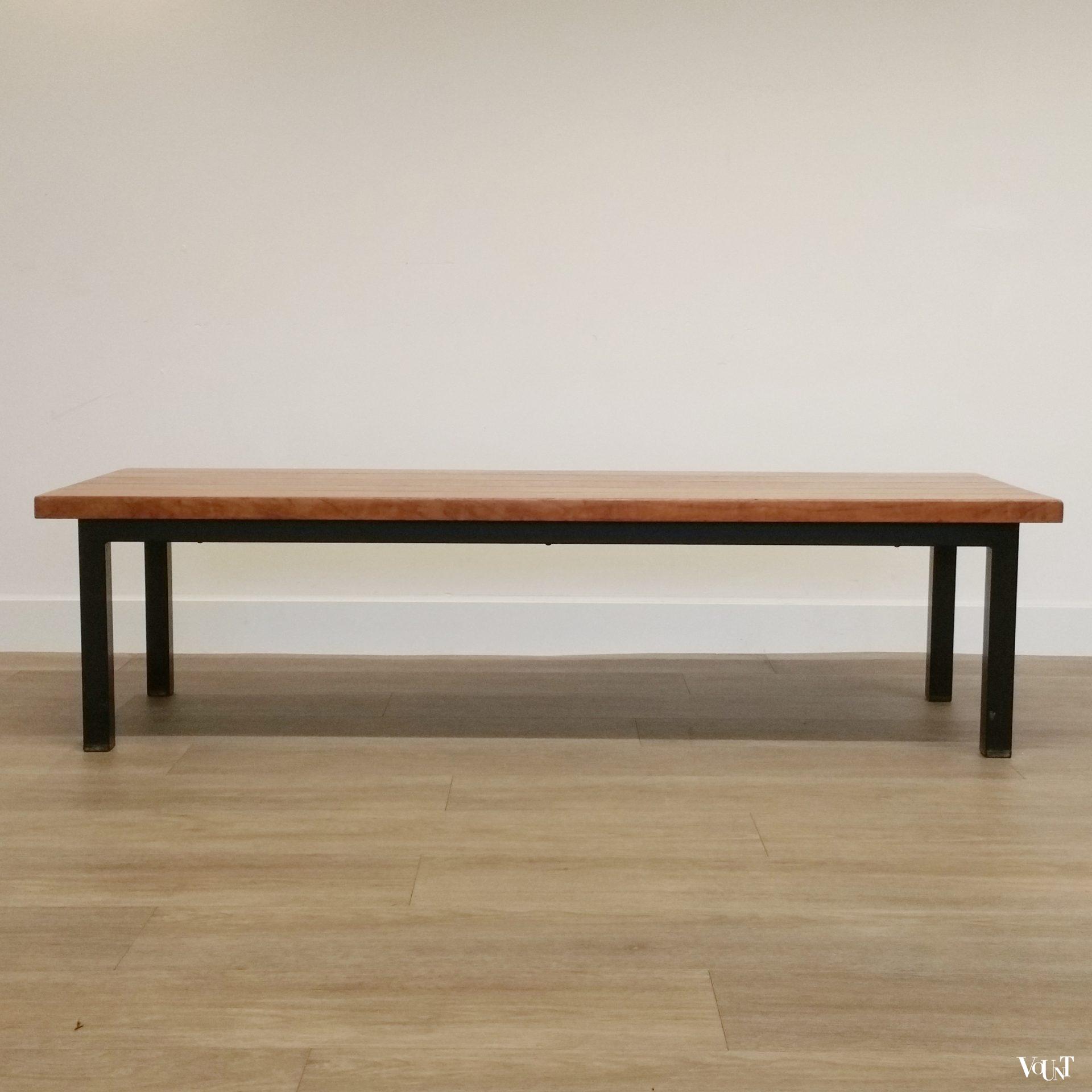 Massief houten bank met zwart metalen poten, jaren '60