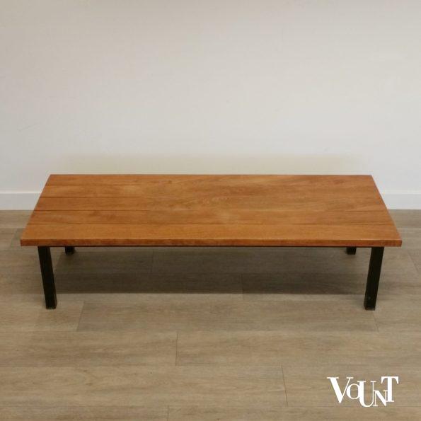 Massief houten bank met zwart metalen poten, jaren '60