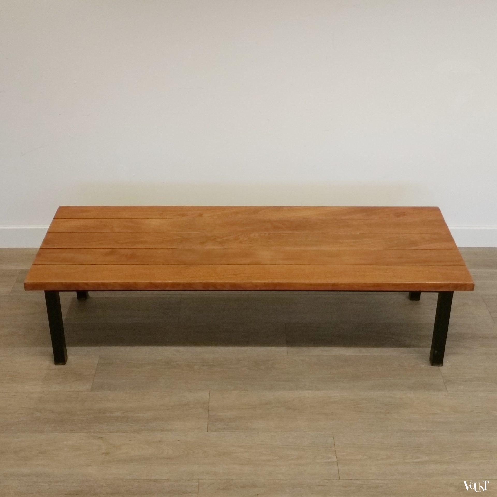 Massief houten bank met zwart metalen poten, jaren '60