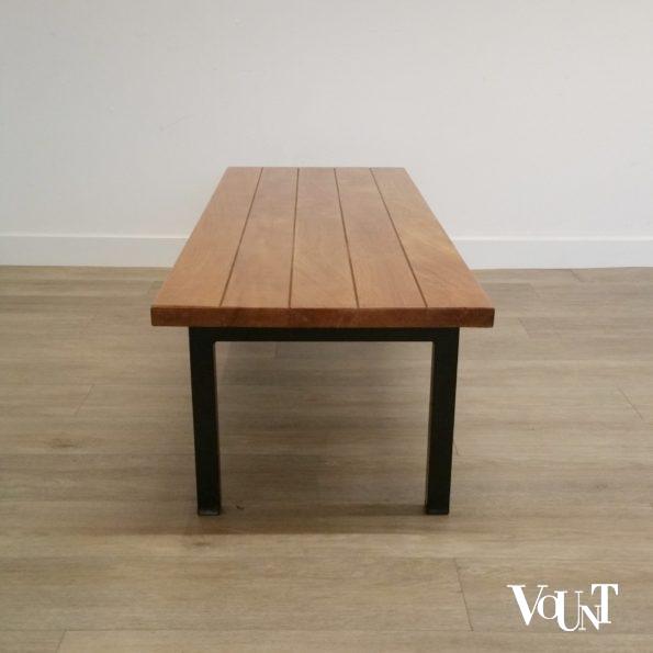 Massief houten bank met zwart metalen poten, jaren '60