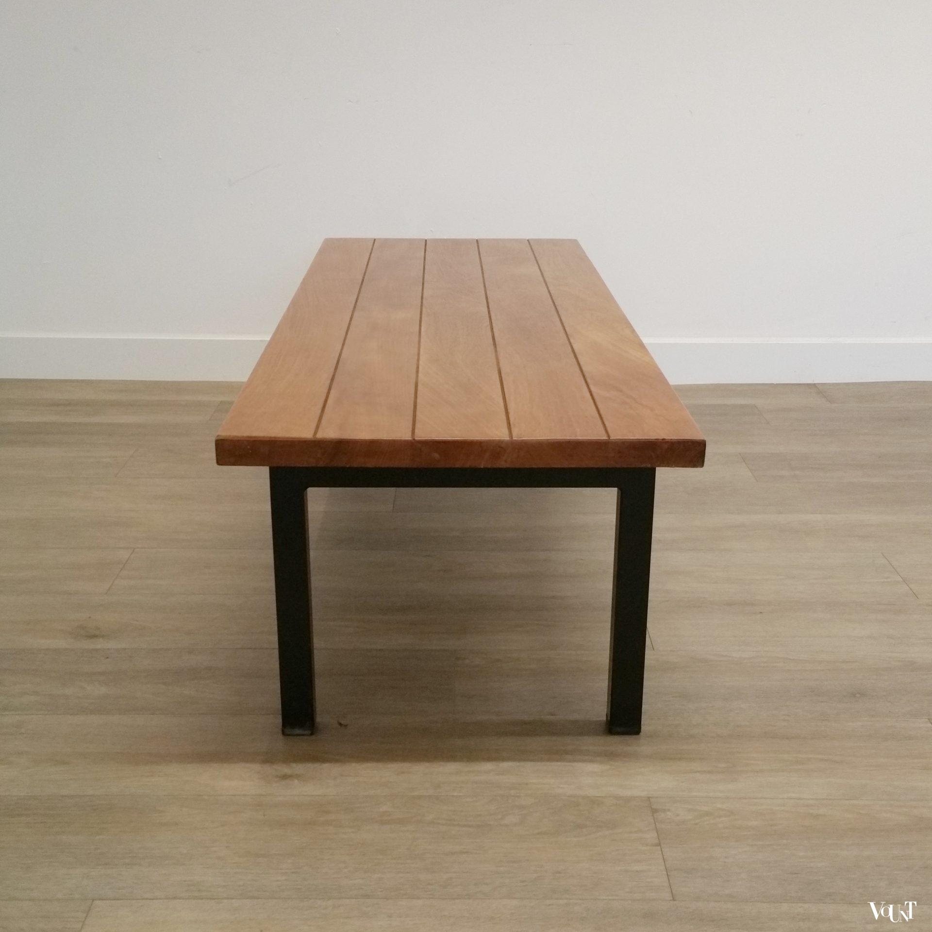 Massief houten bank met zwart metalen poten, jaren '60