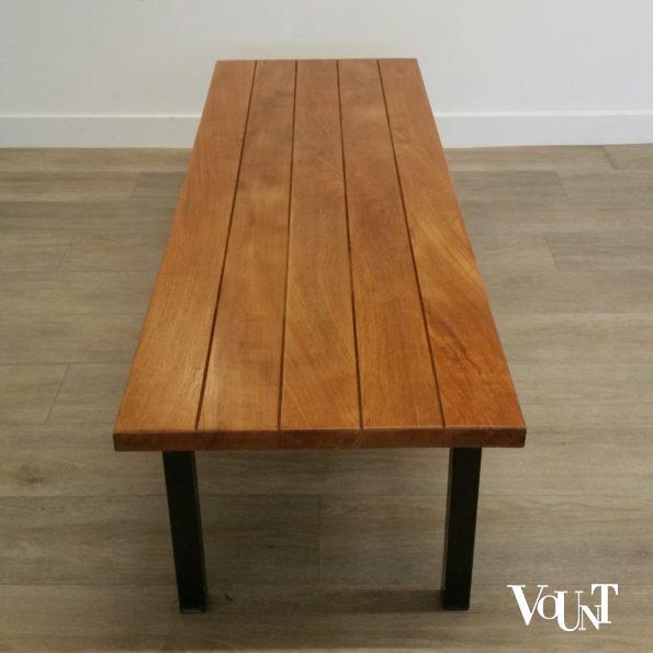 Massief houten bank met zwart metalen poten, jaren '60