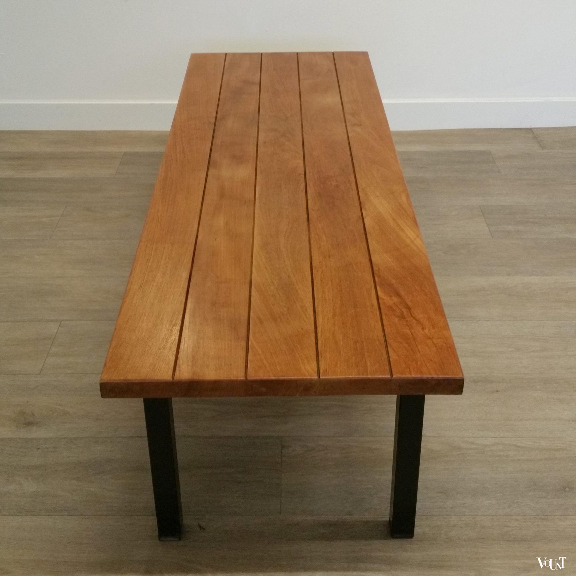 Massief houten bank met zwart metalen poten, jaren '60