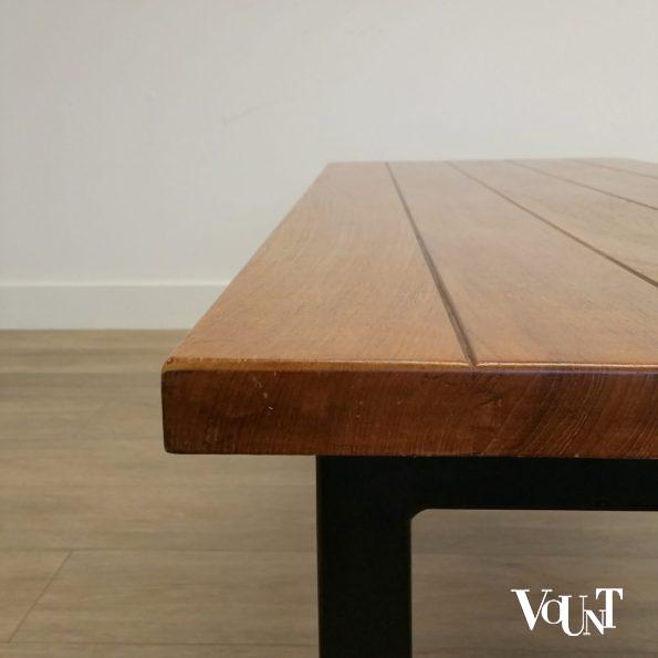 Massief houten bank met zwart metalen poten, jaren '60