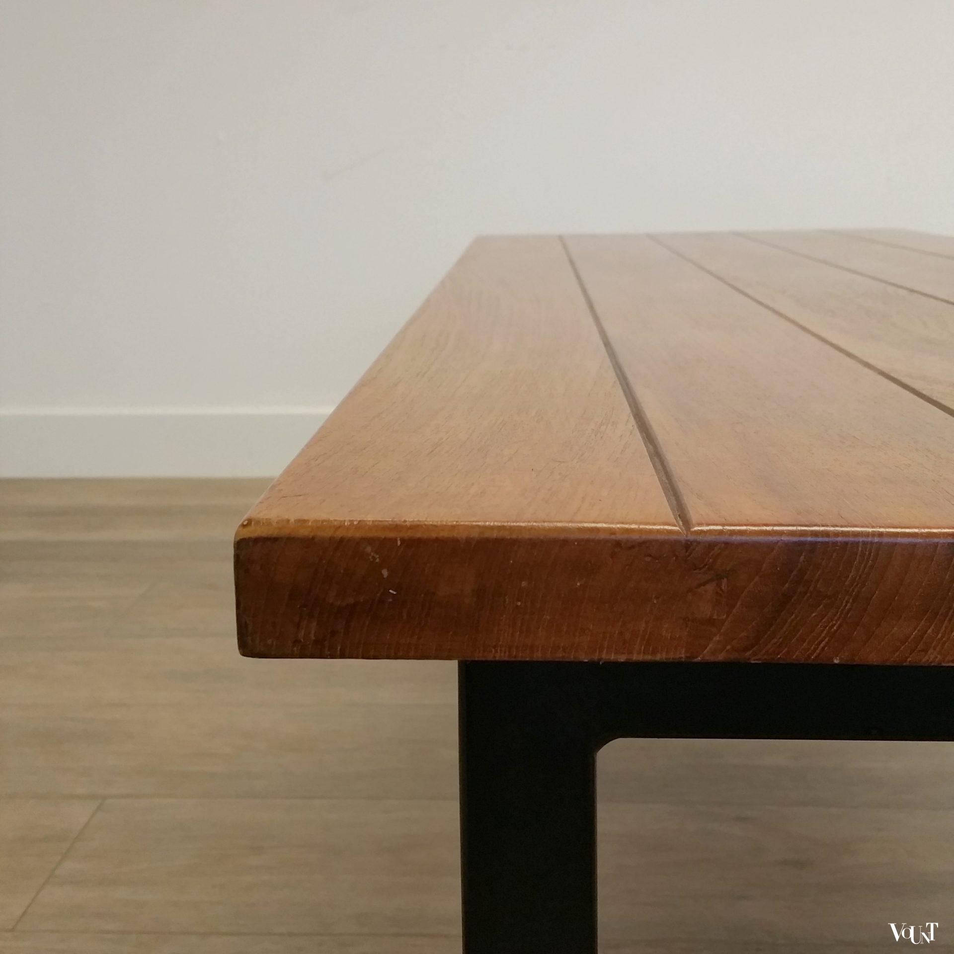 Massief houten bank met zwart metalen poten, jaren '60