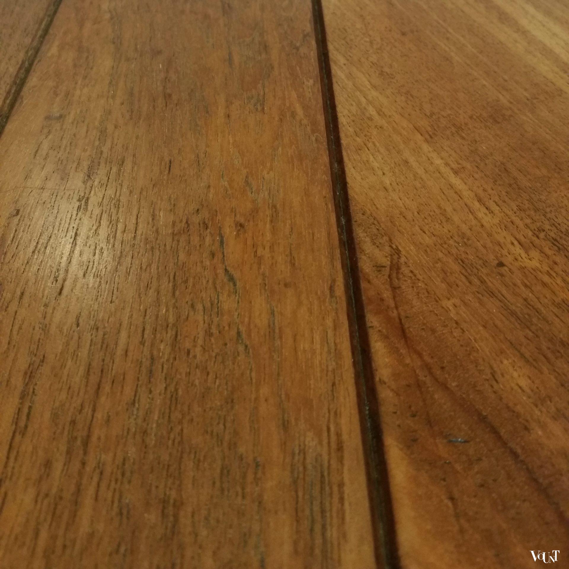 Massief houten bank met zwart metalen poten, jaren '60