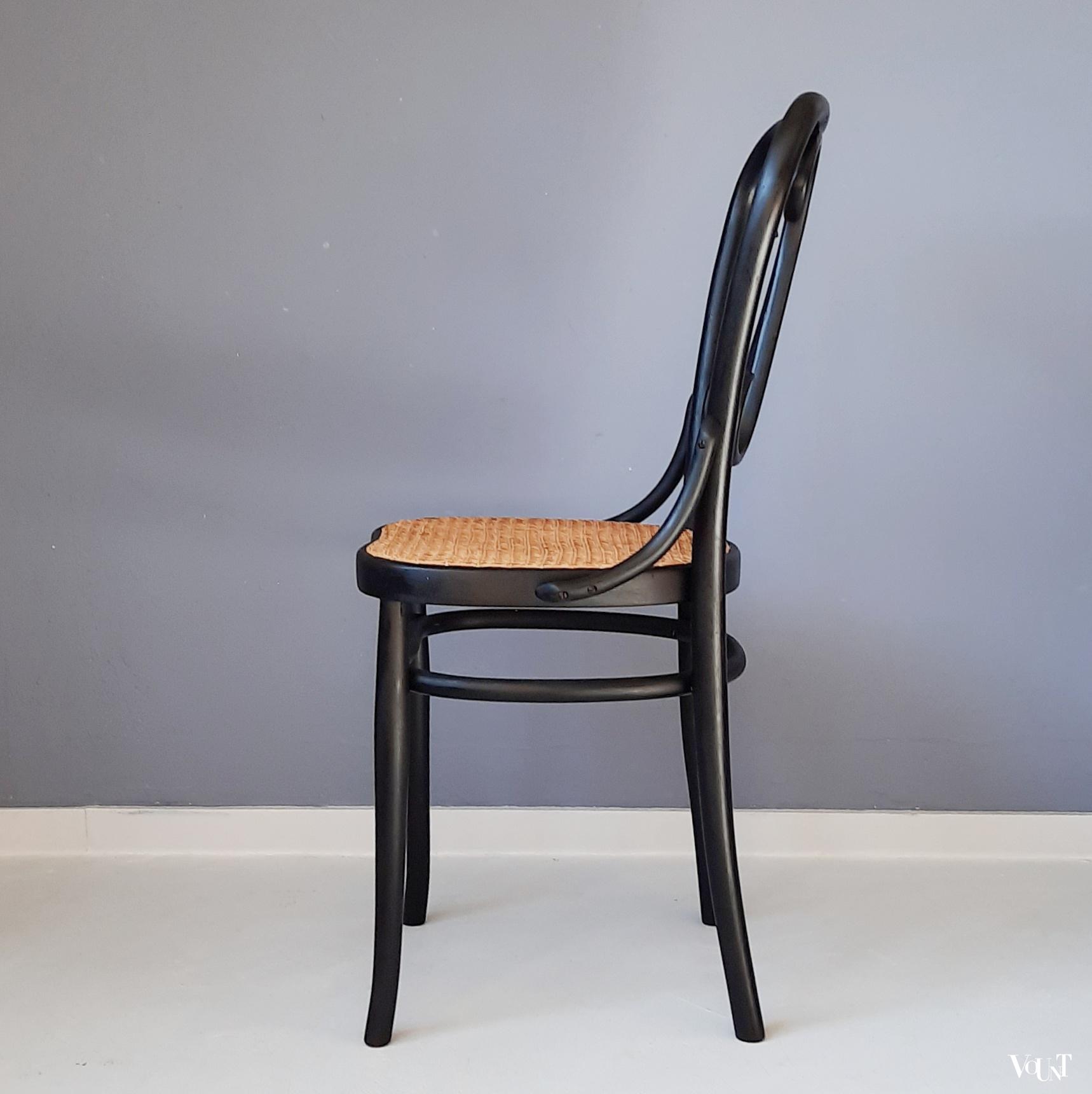 Zwarte bentwood stoel met rotan zitting, 1e helft 20e eeuw