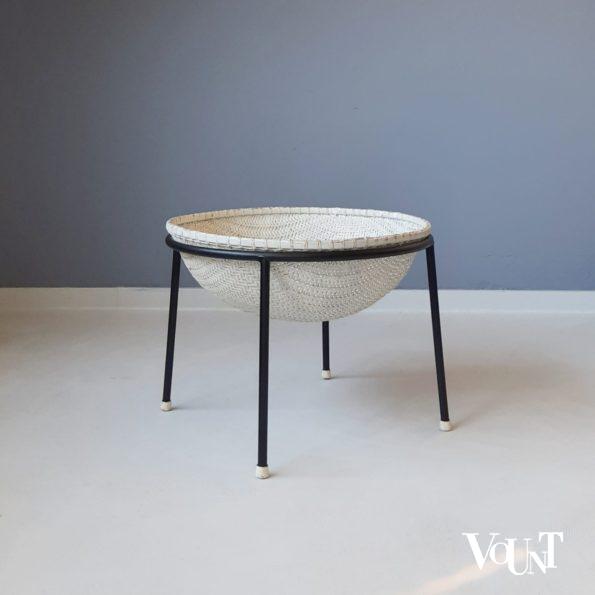 Rotan lectuurmand met metalen onderstel, jaren '50