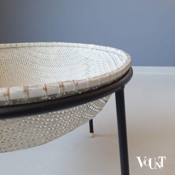 Rotan lectuurmand met metalen onderstel, jaren '50