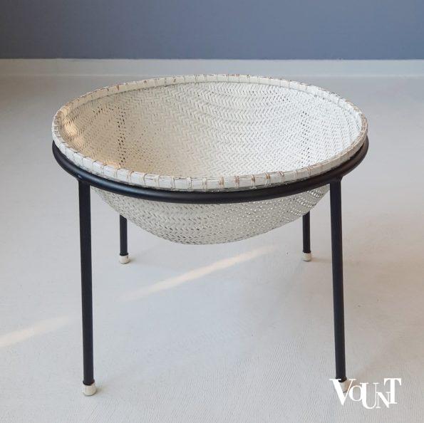Rotan lectuurmand met metalen onderstel, jaren '50