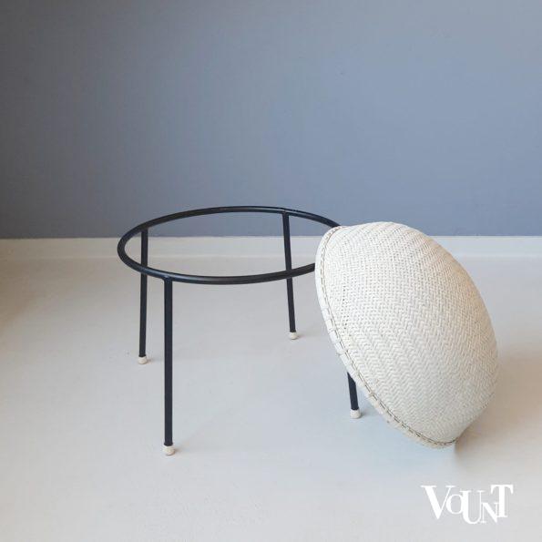 Rotan lectuurmand met metalen onderstel, jaren '50