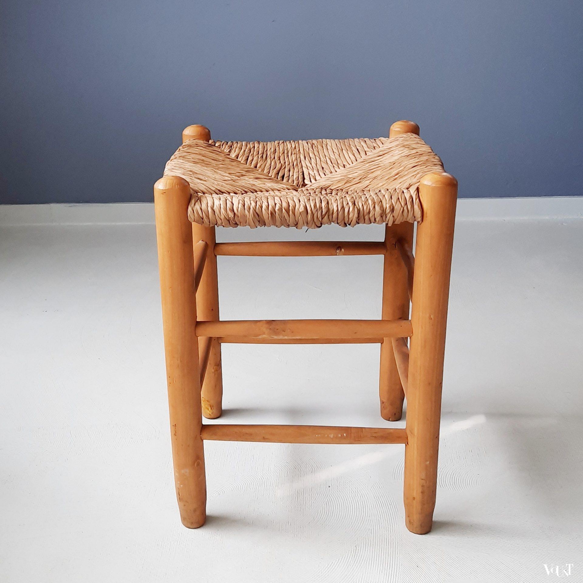 Houten kruk met biezen zitting, jaren '60