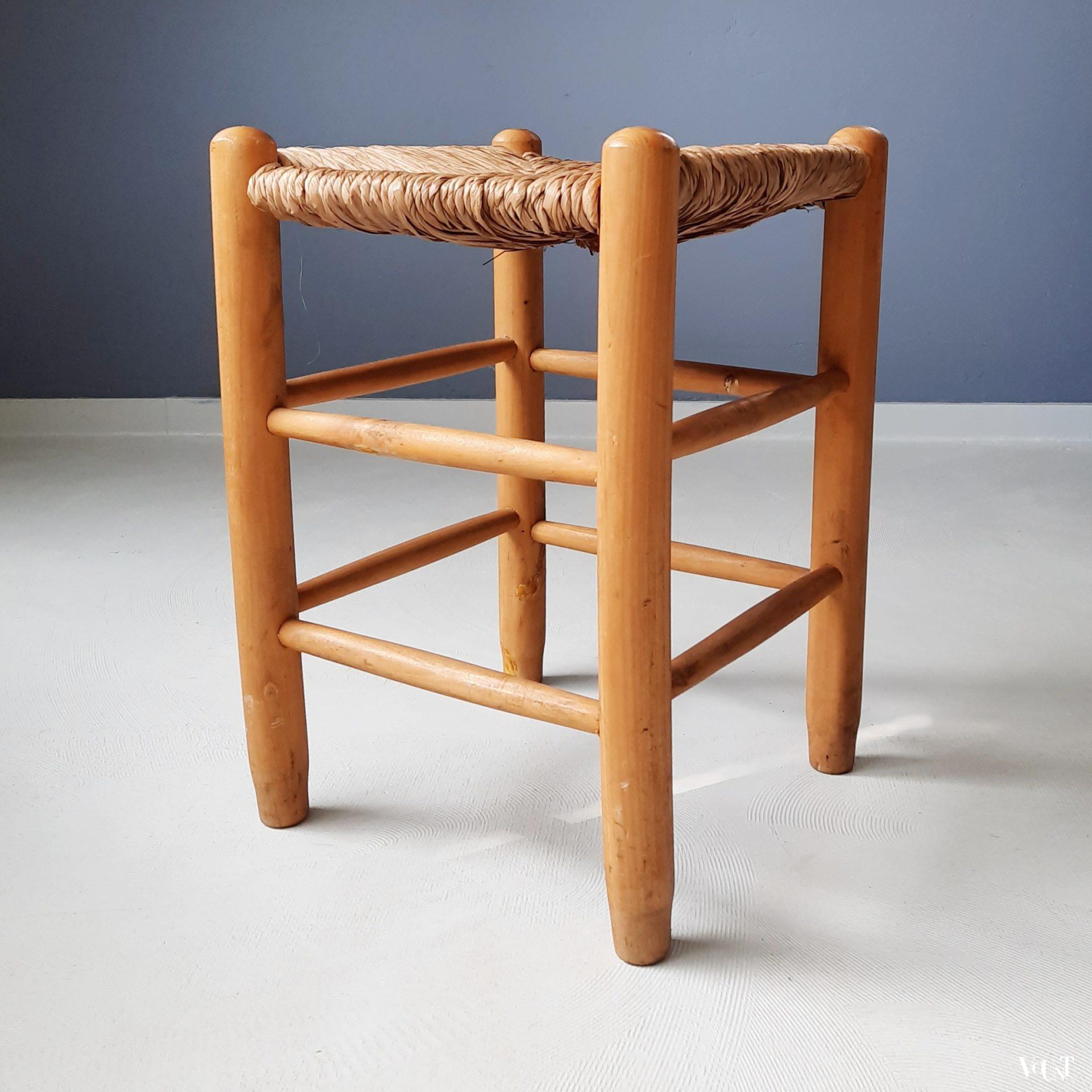 Houten kruk met biezen zitting, jaren '60