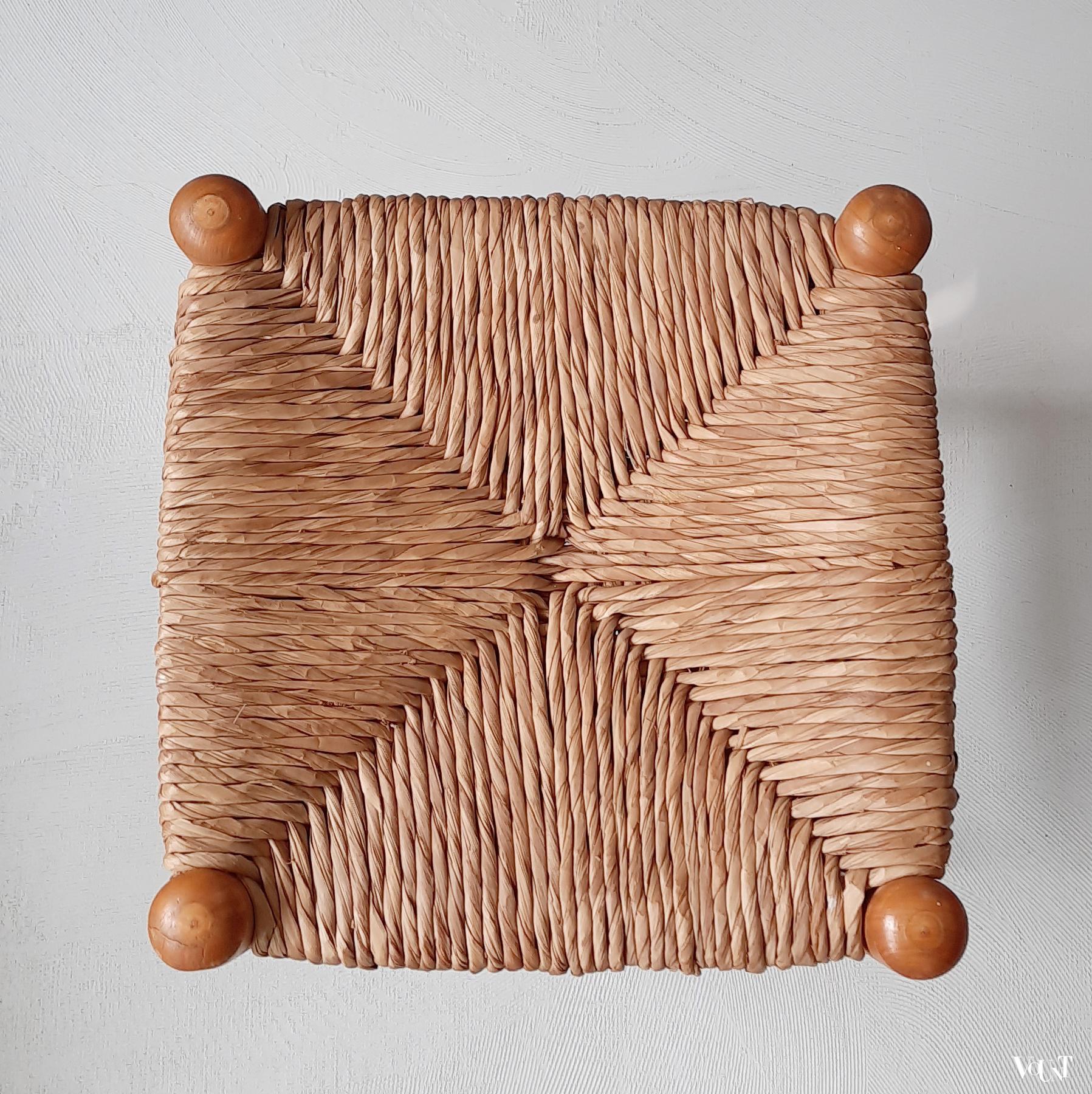 Houten kruk met biezen zitting, jaren '60