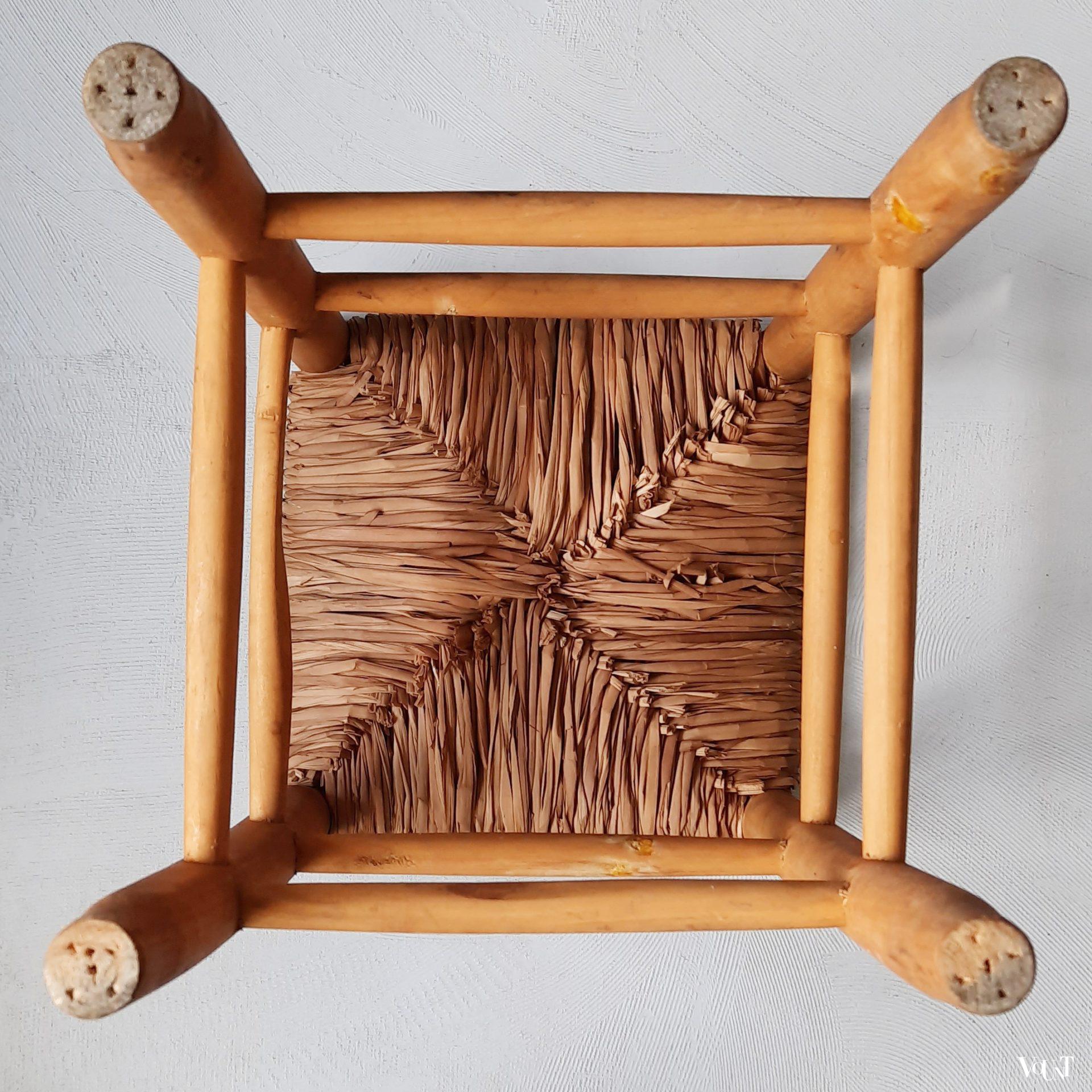 Houten kruk met biezen zitting, jaren '60