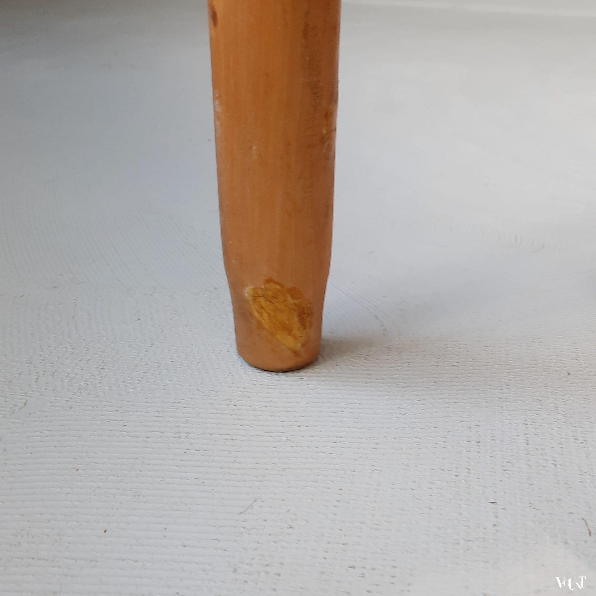 Houten kruk met biezen zitting, jaren '60