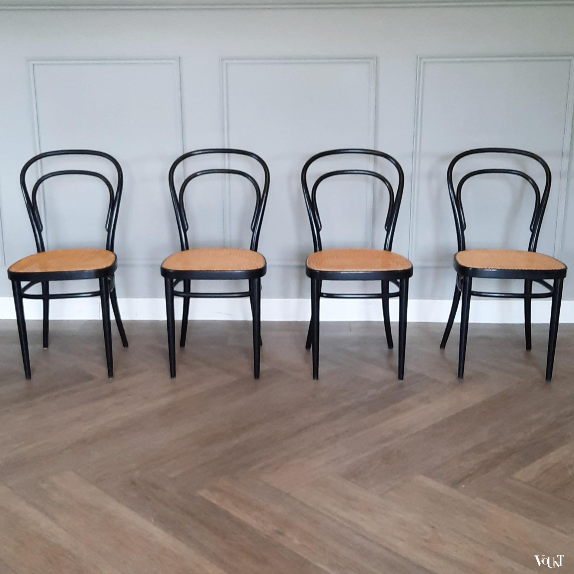 Set van 4 originele zwarte Thonet-stoelen nr. 214, jaren '70