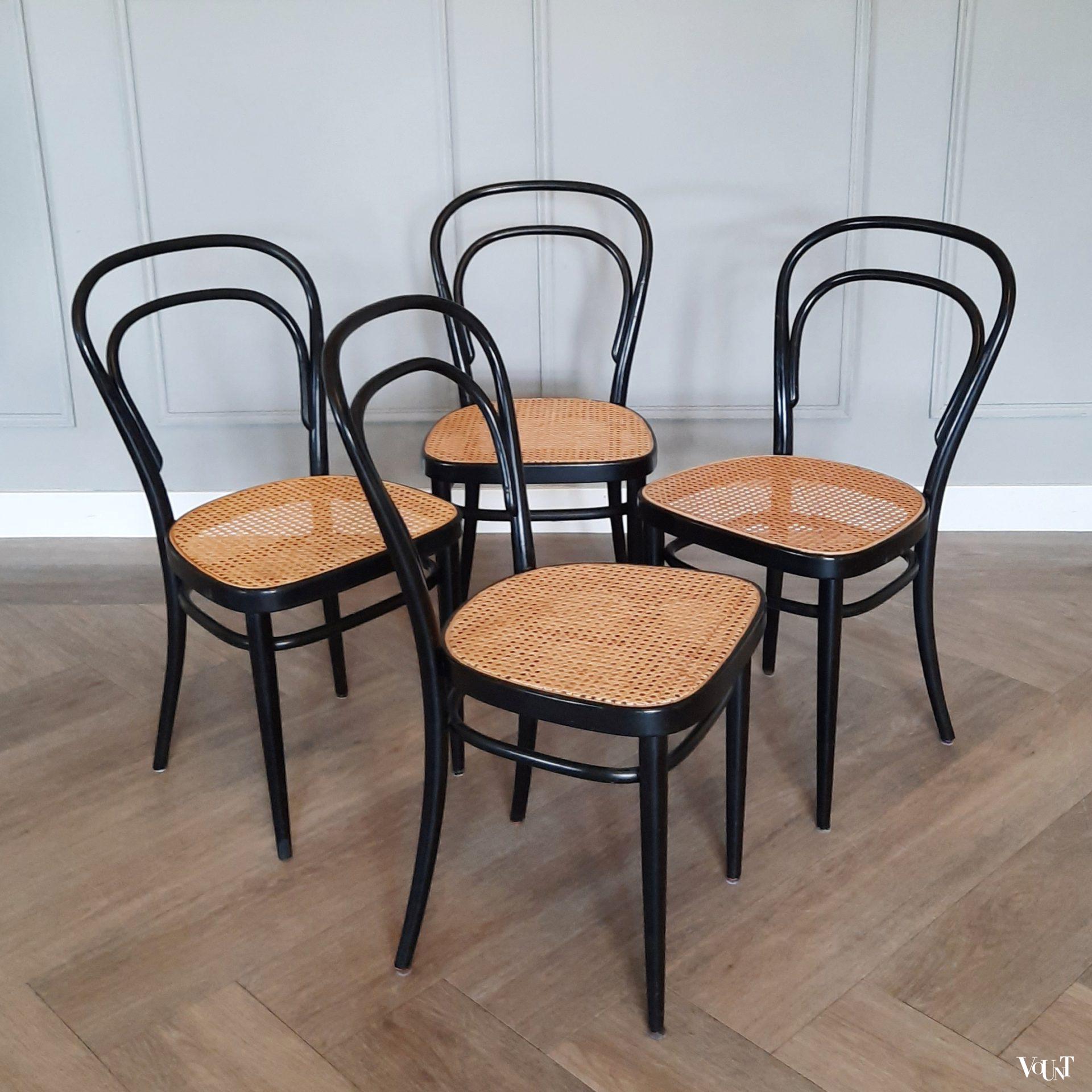 Voorkomen Pijl Reiziger Set van 4 originele zwarte Thonet-stoelen nr. 214, jaren '70