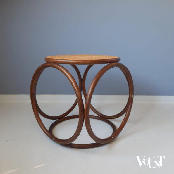 Kruk met houten ringen en rotan webbing, jaren '70