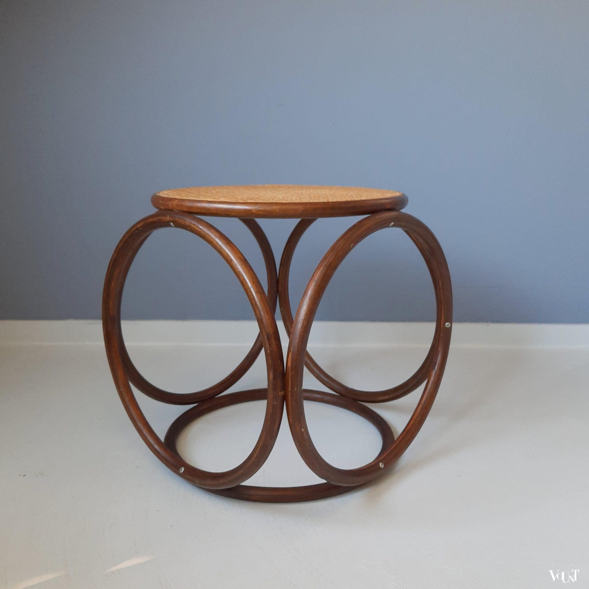 Kruk met houten ringen en rotan webbing, jaren '70