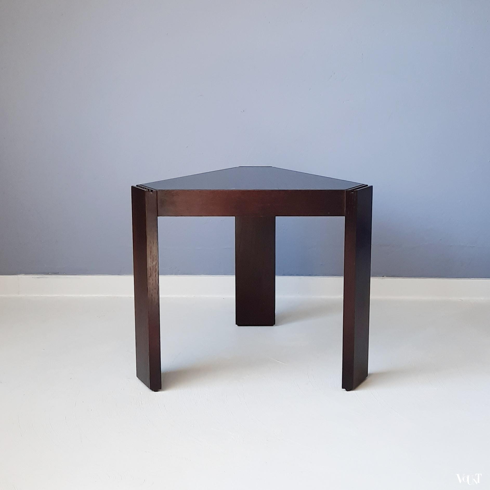 Driehoekig houten bijzettafeltje met rookglazen blad, Porada Arredi, jaren '70