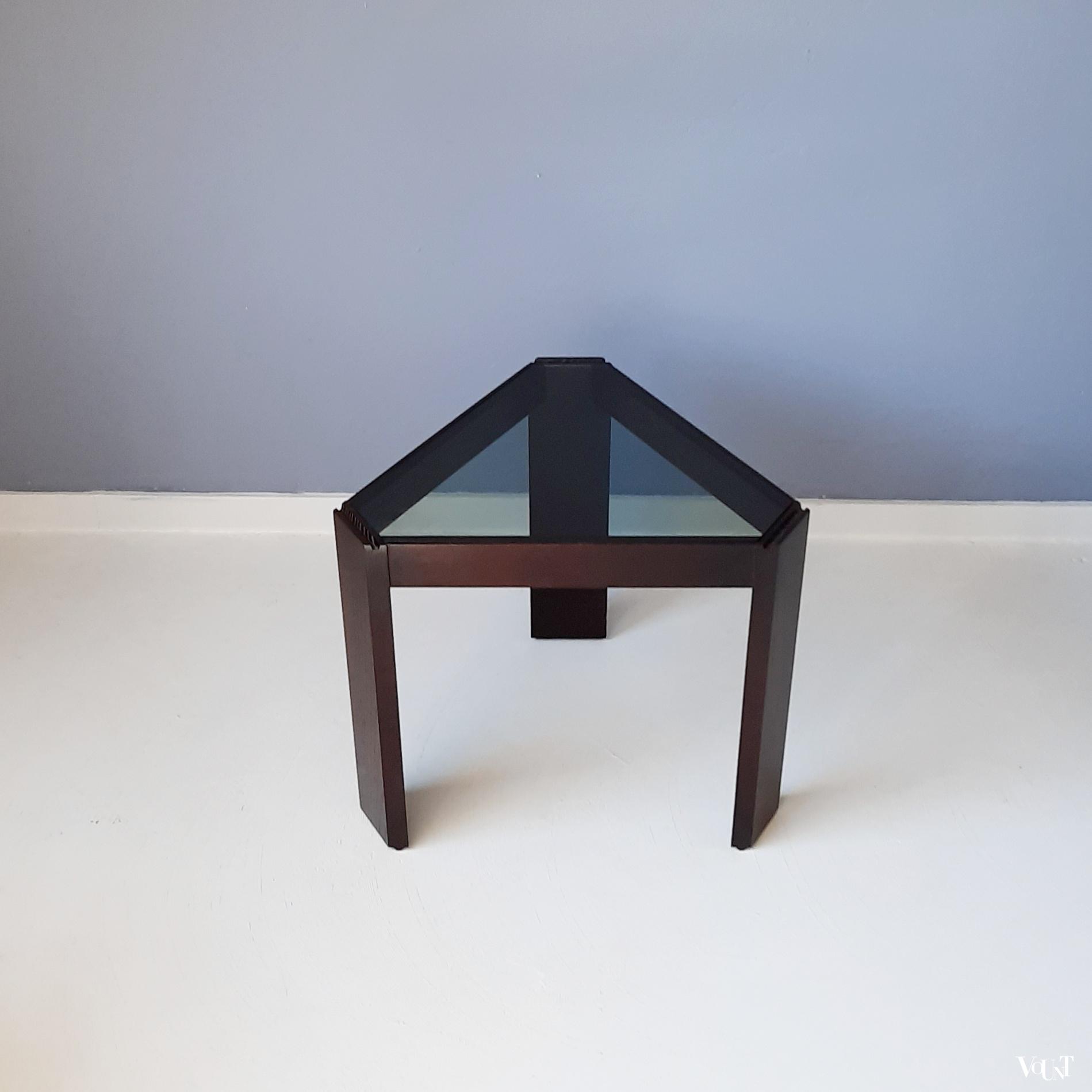 Driehoekig houten bijzettafeltje met rookglazen blad, Porada Arredi, jaren '70