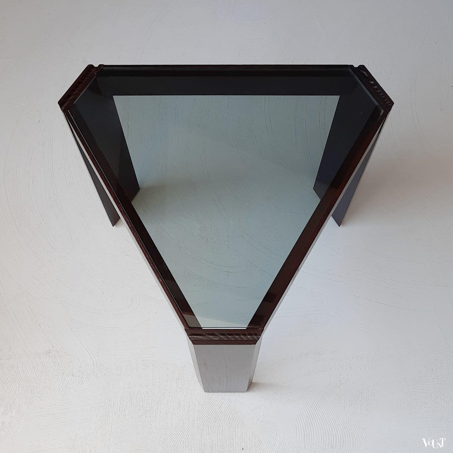 Driehoekig houten bijzettafeltje met rookglazen blad, Porada Arredi, jaren '70