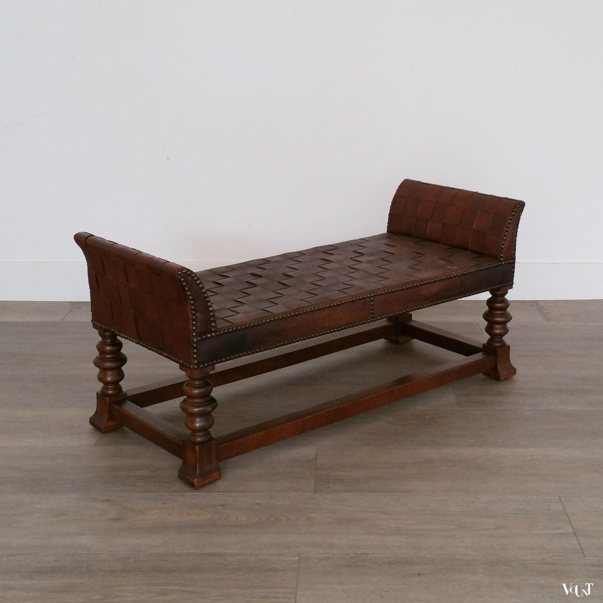 Antiek laag bankje met leren strips, Meubelfabriek "Nederland" J.A. Huizinga, 1e kwart 20e eeuw