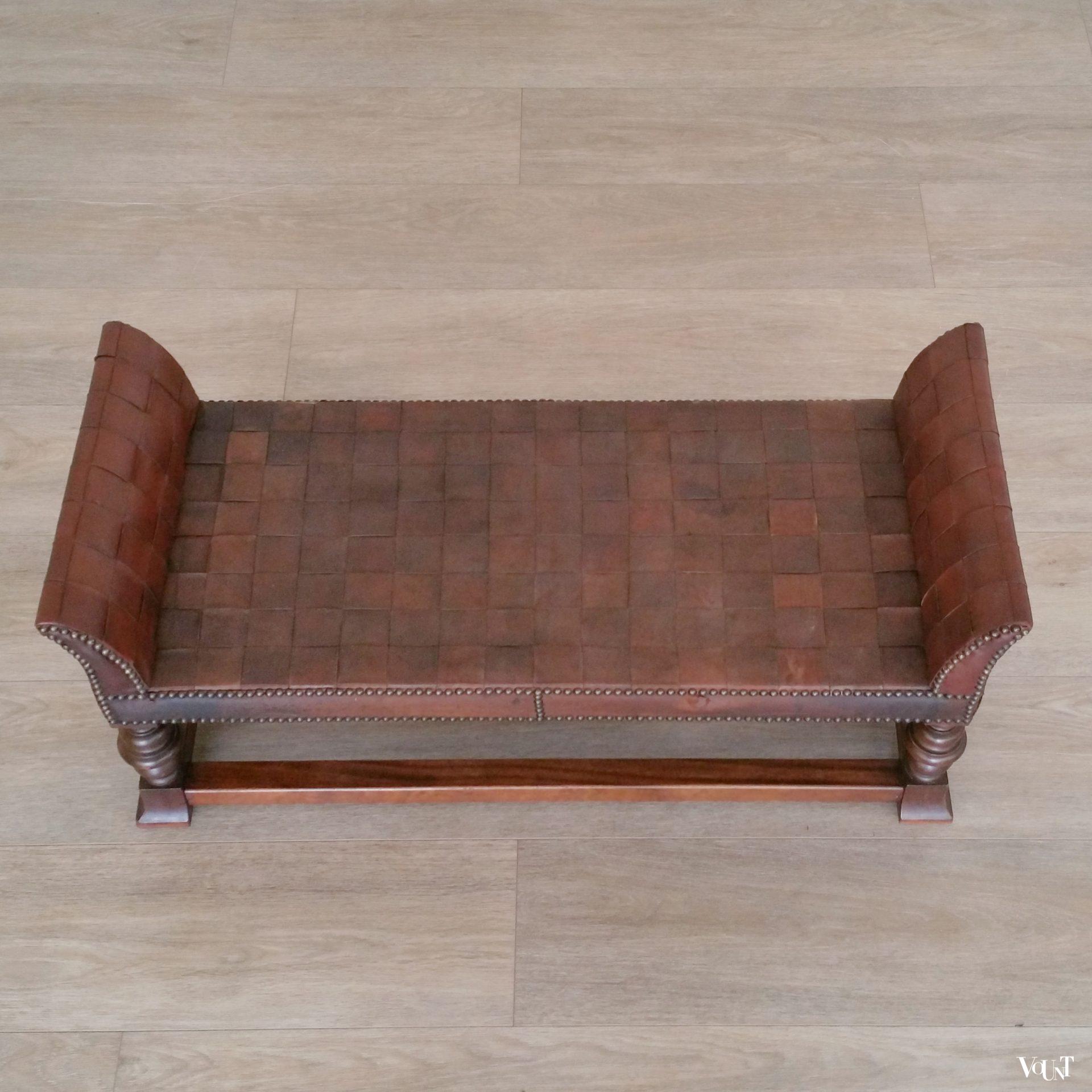 Antiek laag bankje met leren strips, Meubelfabriek "Nederland" J.A. Huizinga, 1e kwart 20e eeuw