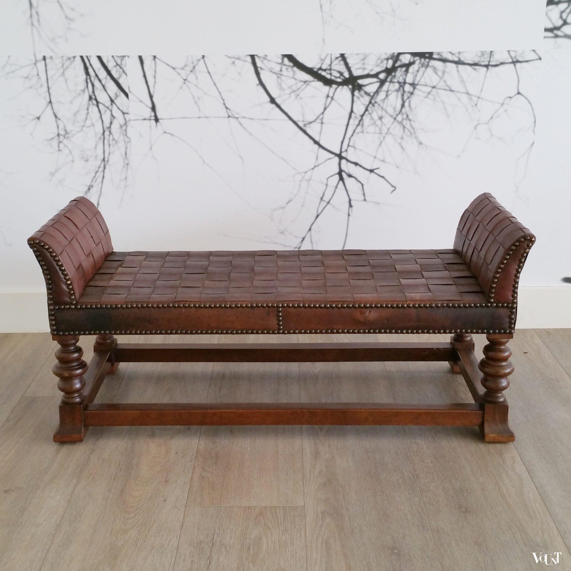 Antiek laag bankje met leren strips, Meubelfabriek "Nederland" J.A. Huizinga, 1e kwart 20e eeuw