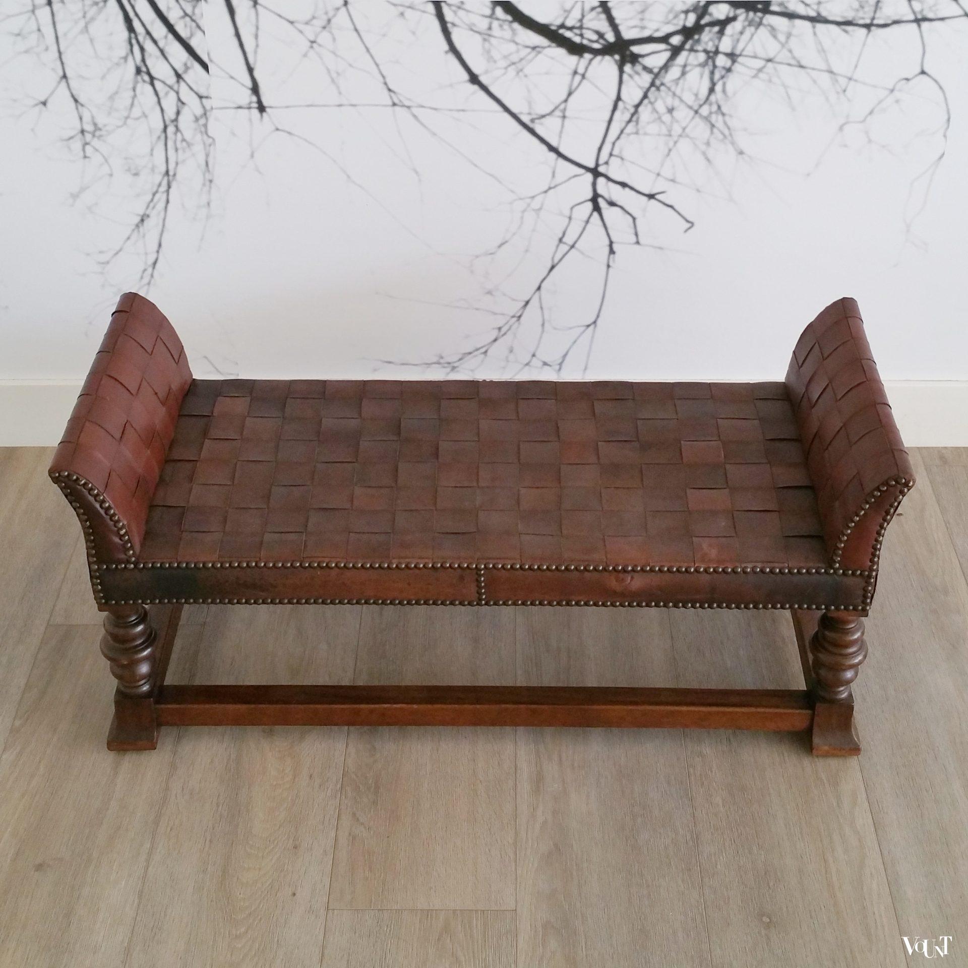 Antiek laag bankje met leren strips, Meubelfabriek "Nederland" J.A. Huizinga, 1e kwart 20e eeuw