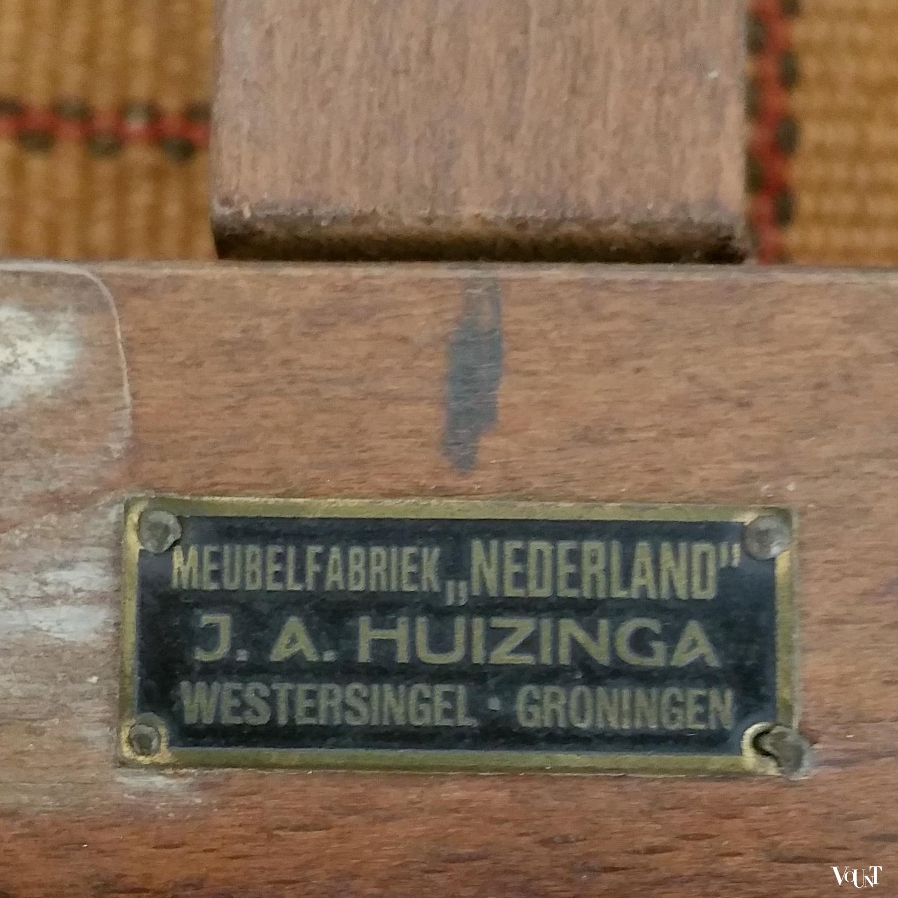 Antiek laag bankje met leren strips, Meubelfabriek "Nederland" J.A. Huizinga, 1e kwart 20e eeuw