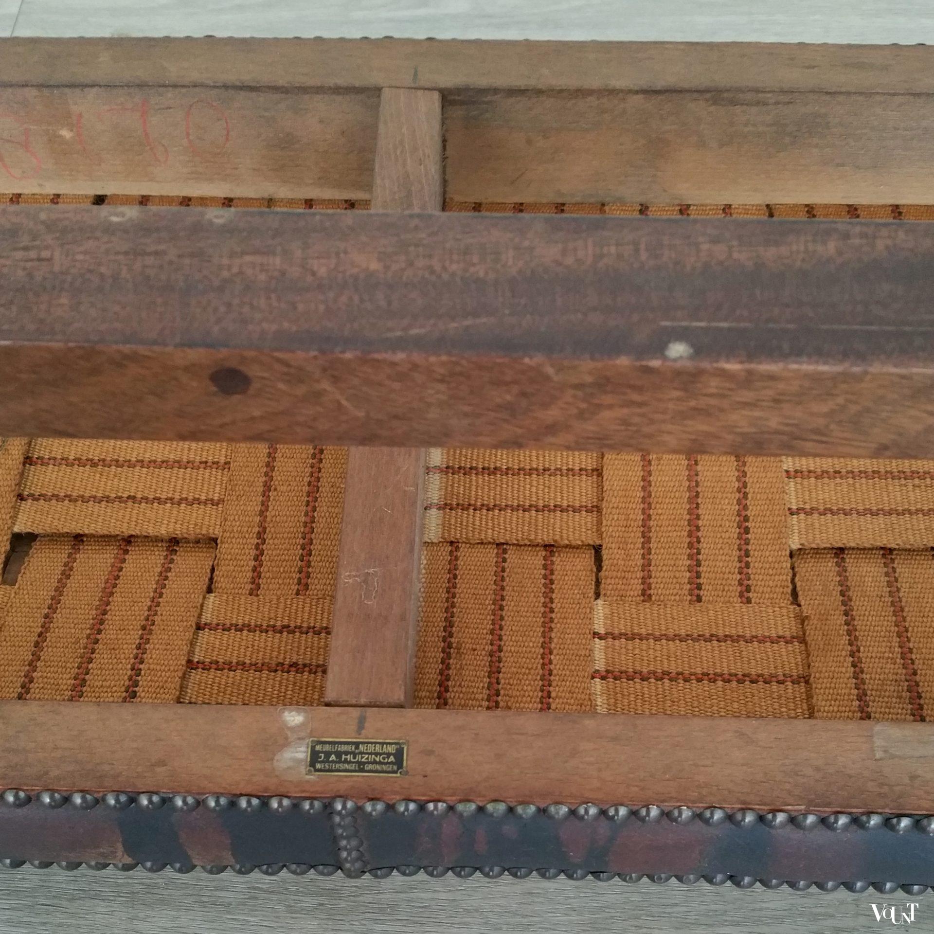 Antiek laag bankje met leren strips, Meubelfabriek "Nederland" J.A. Huizinga, 1e kwart 20e eeuw