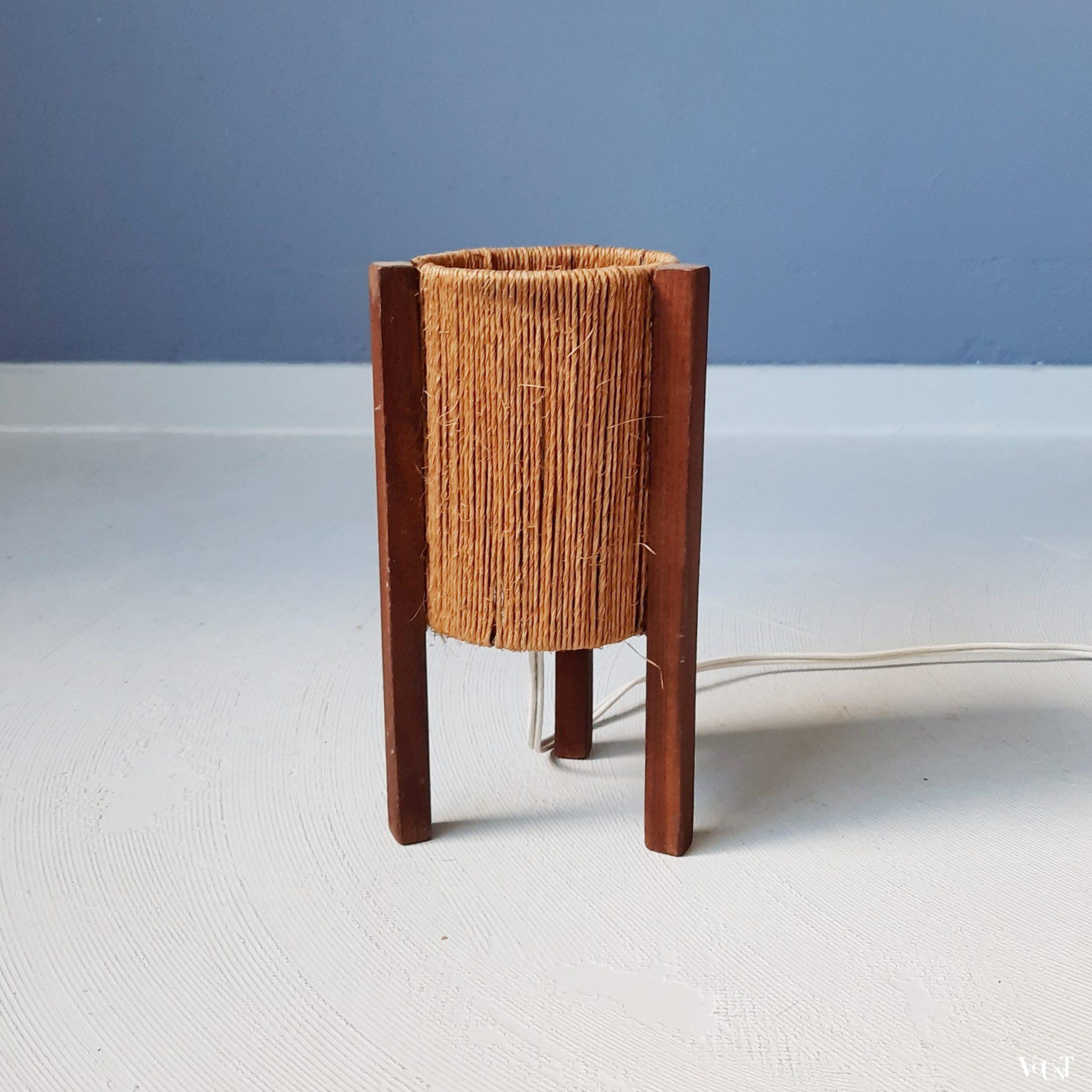 Driepoot tafellampje hout en touw, jaren '50