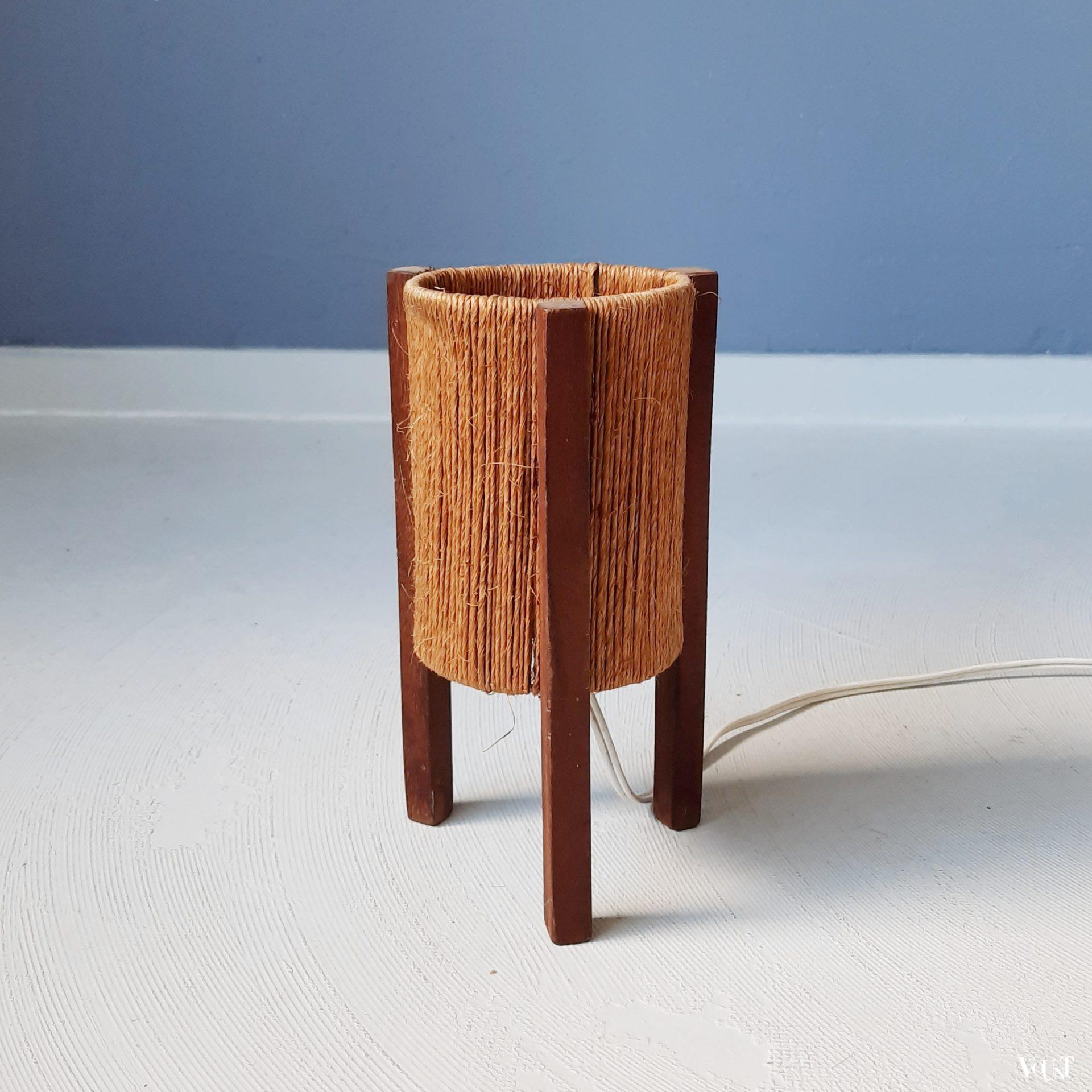 Driepoot tafellampje hout en touw, jaren '50