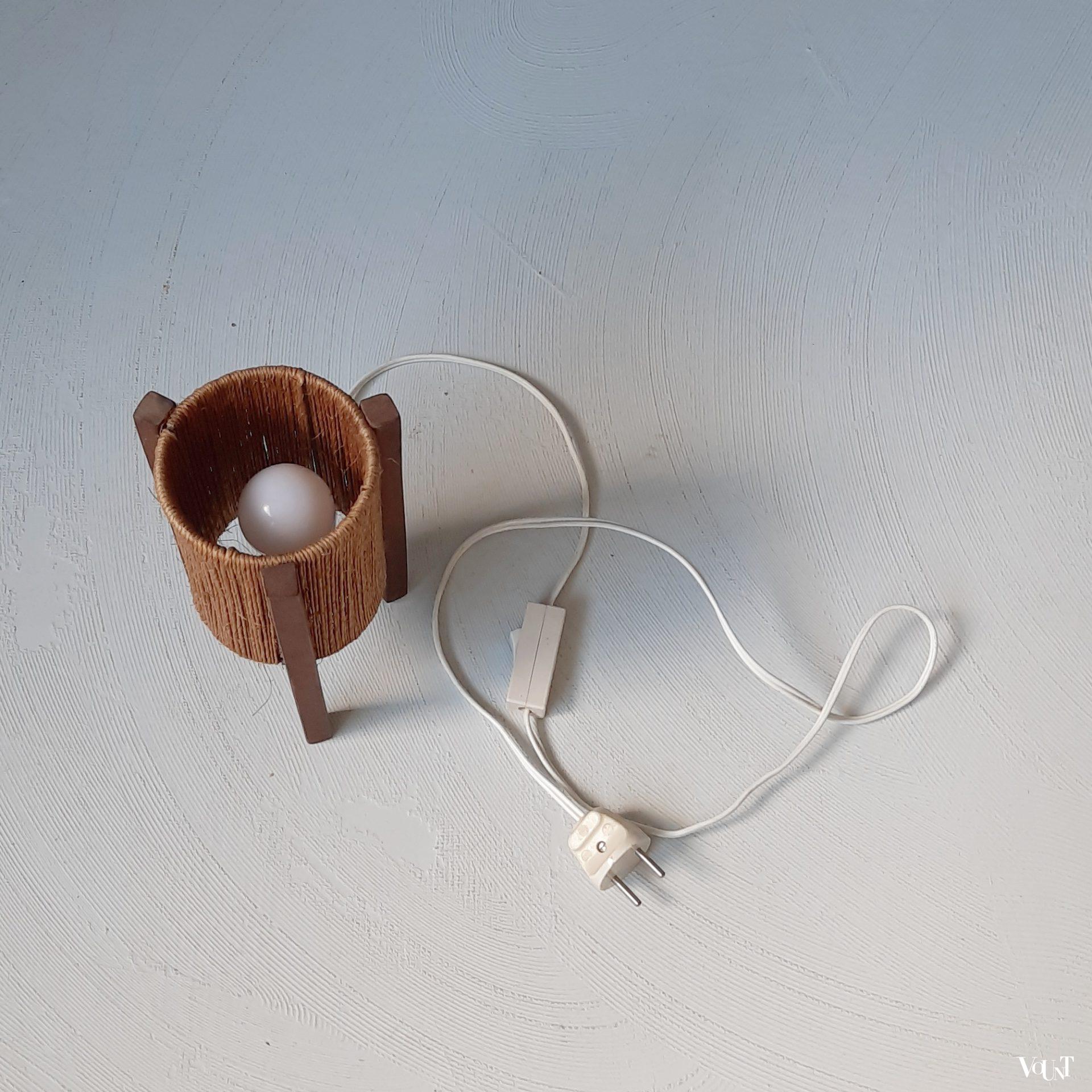 Driepoot tafellampje hout en touw, jaren '50