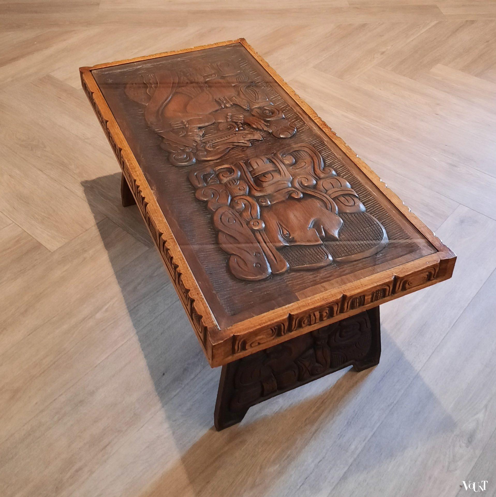 Houten bewerkte salontafel, Honduras, ca. jaren '60