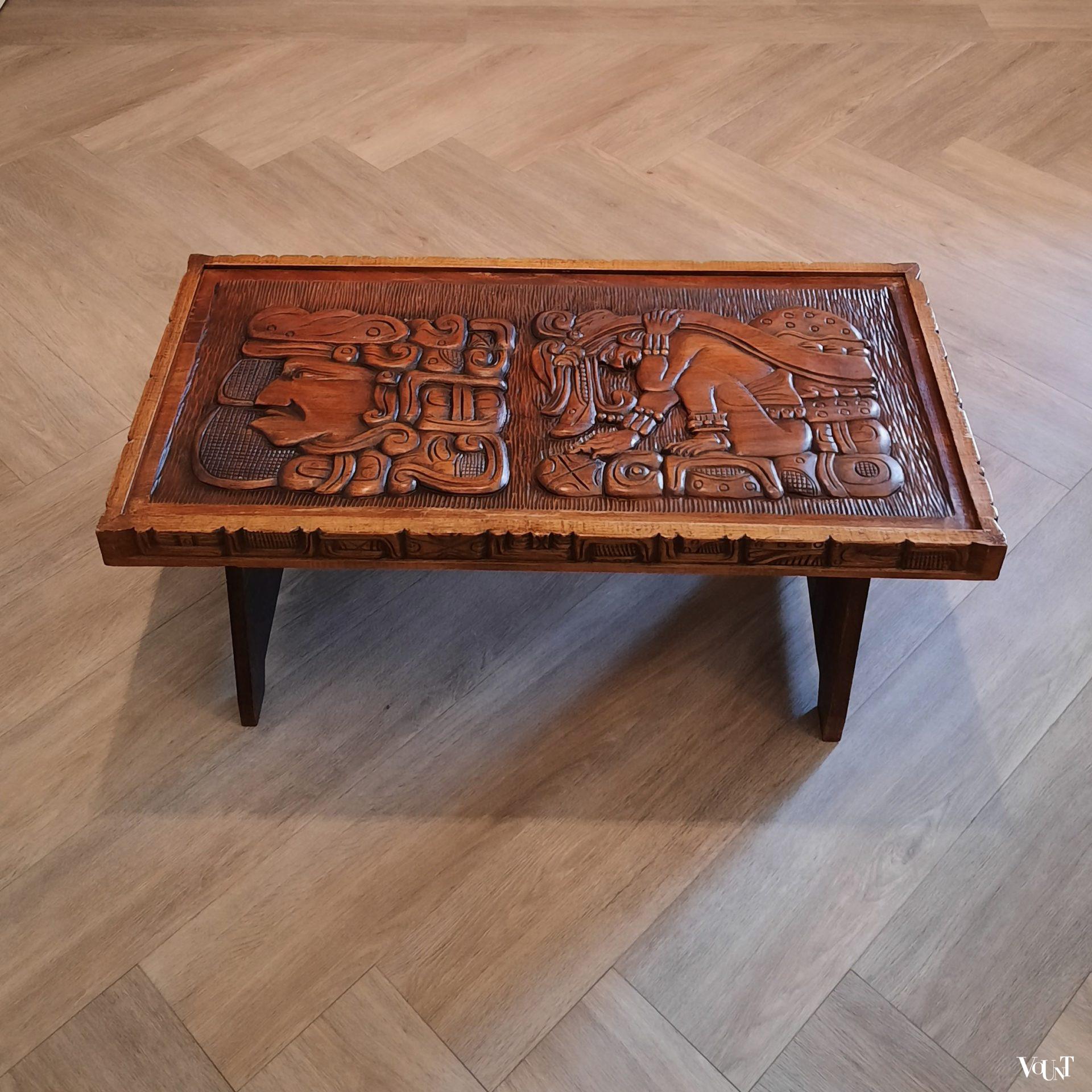 Houten bewerkte salontafel, Honduras, ca. jaren '60