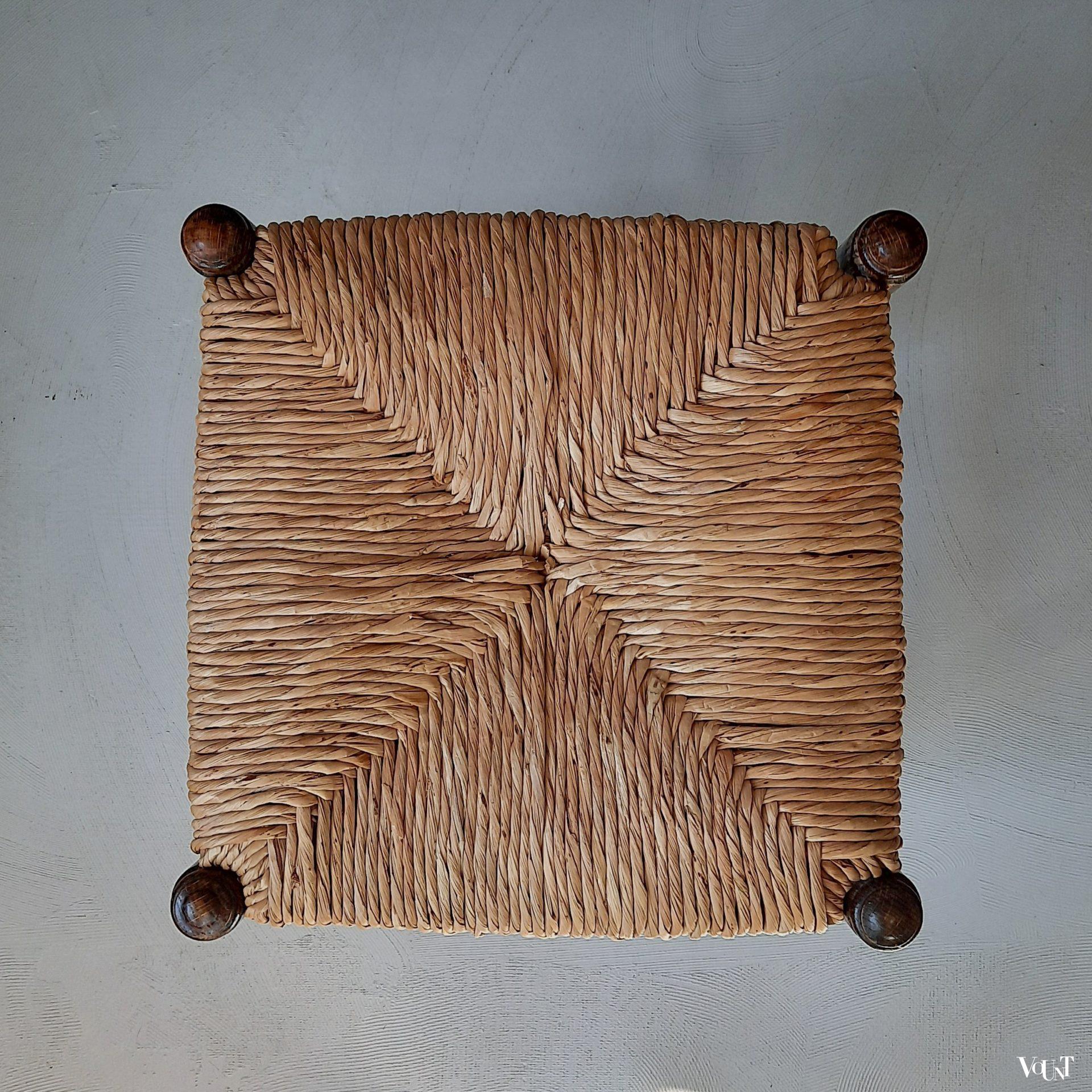 Houten kruk met biezen zitting, jaren '60