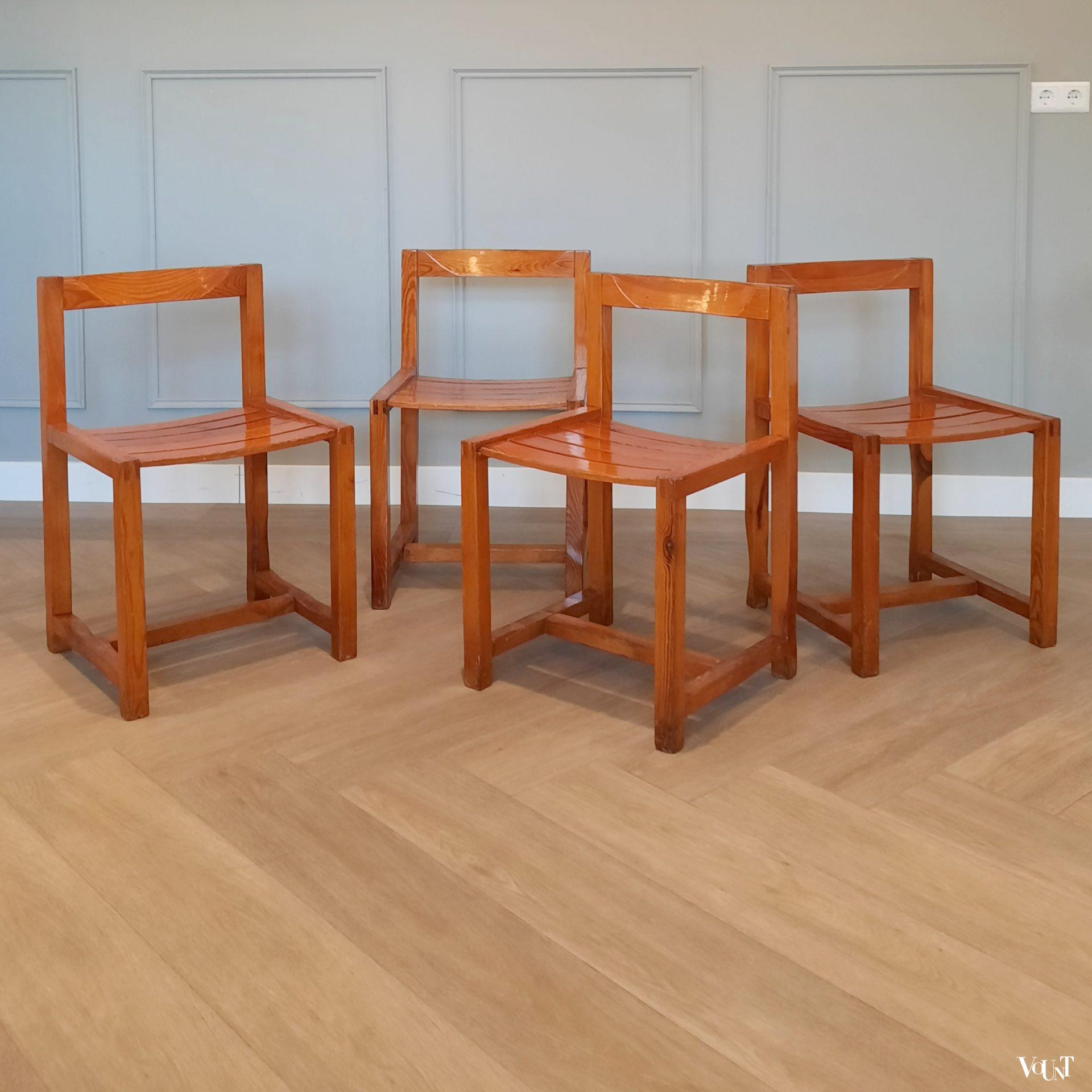Set van 4 grenen eetkamerstoelen, jaren '70