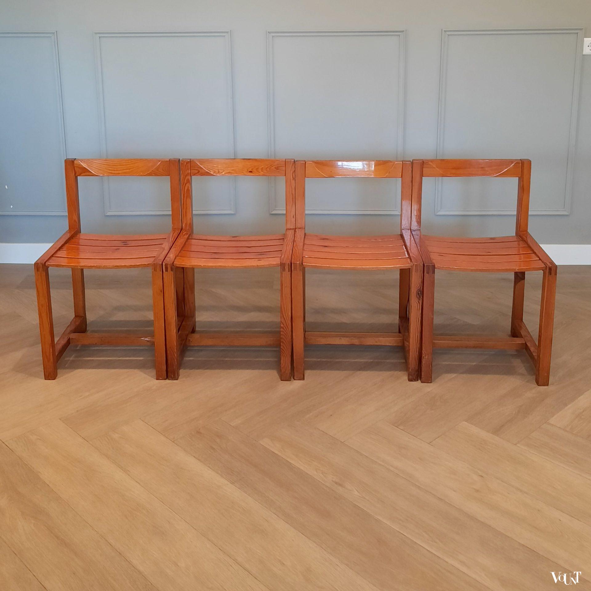 Set van 4 grenen eetkamerstoelen, jaren '70