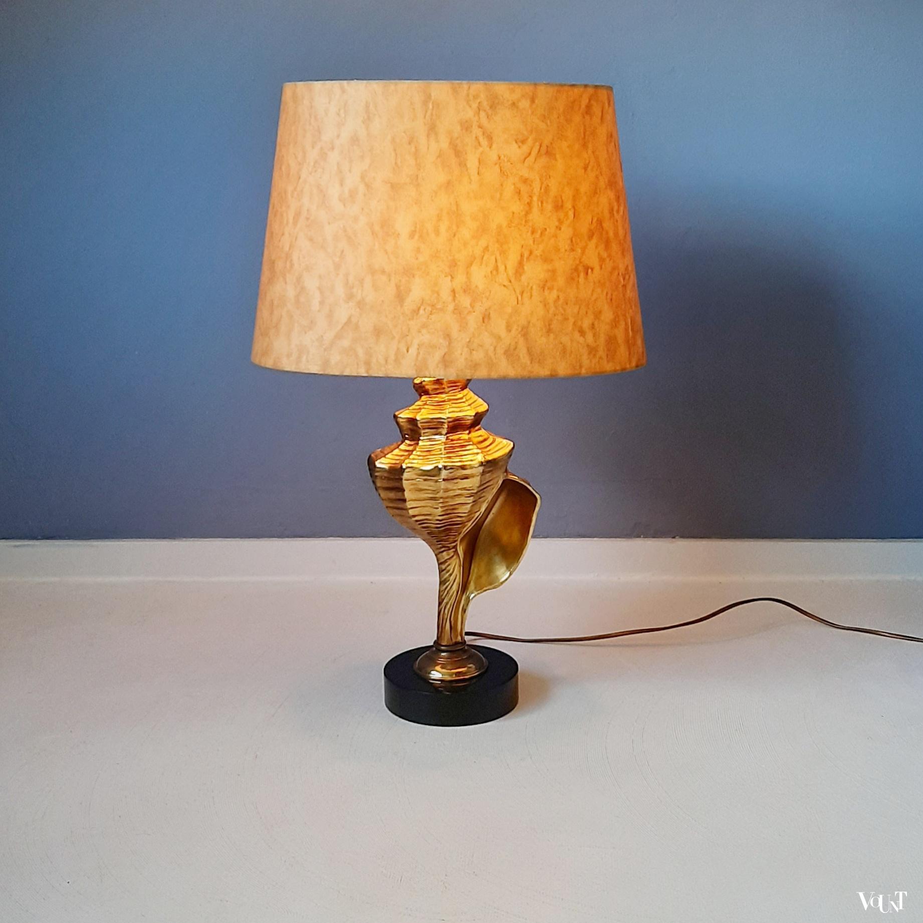 Tafellamp met messing hoornschelp, jaren '70