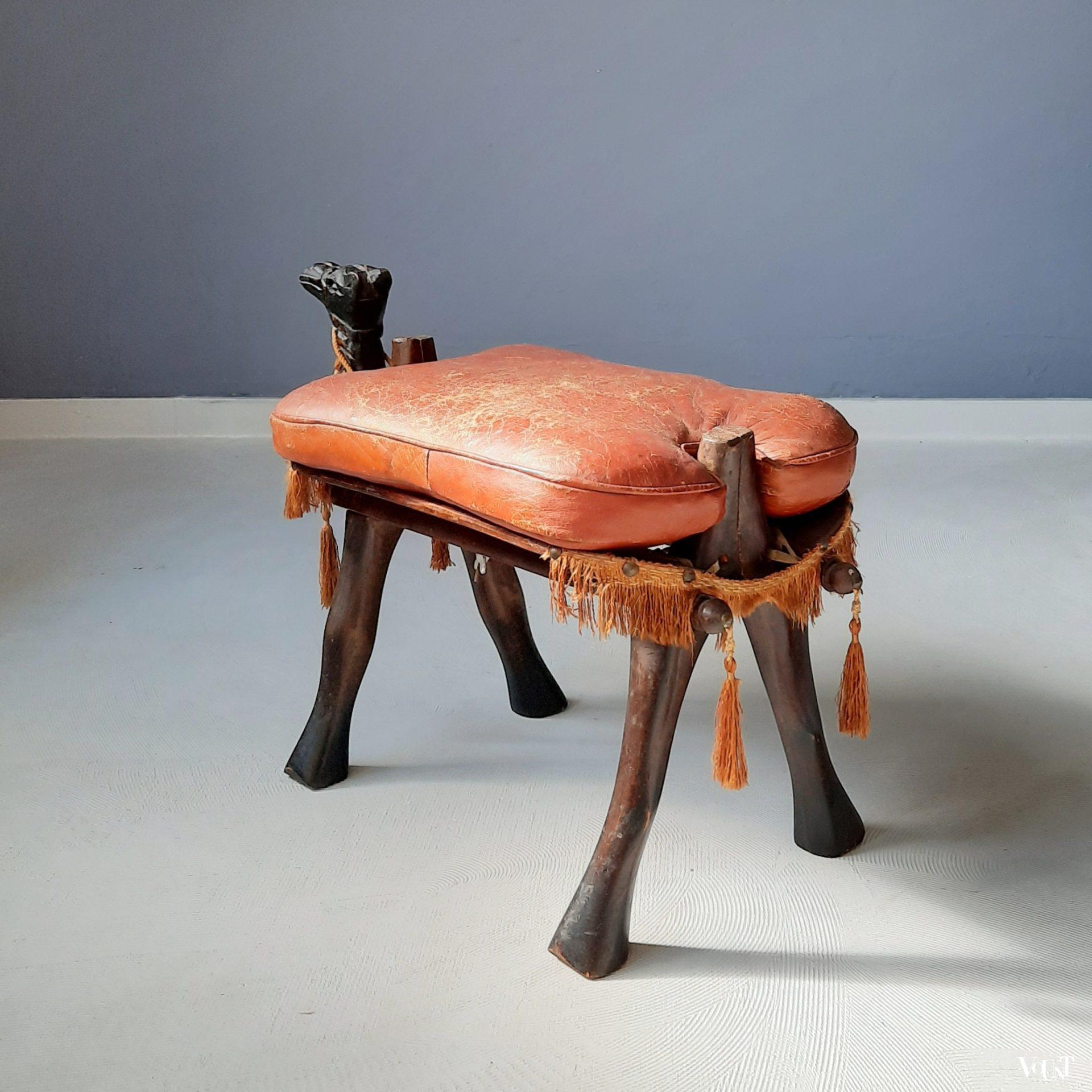 Antiek voetenbankje kameel